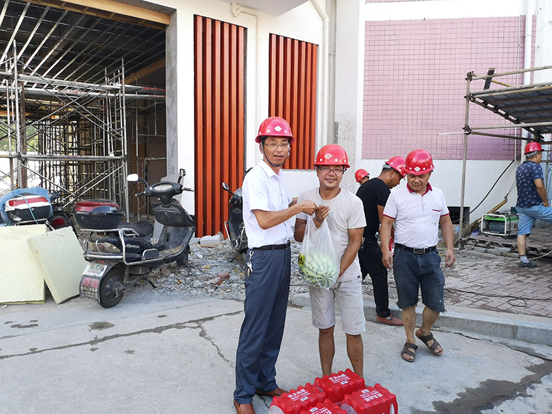 區(qū)城建投公司開展夏日送清涼活動